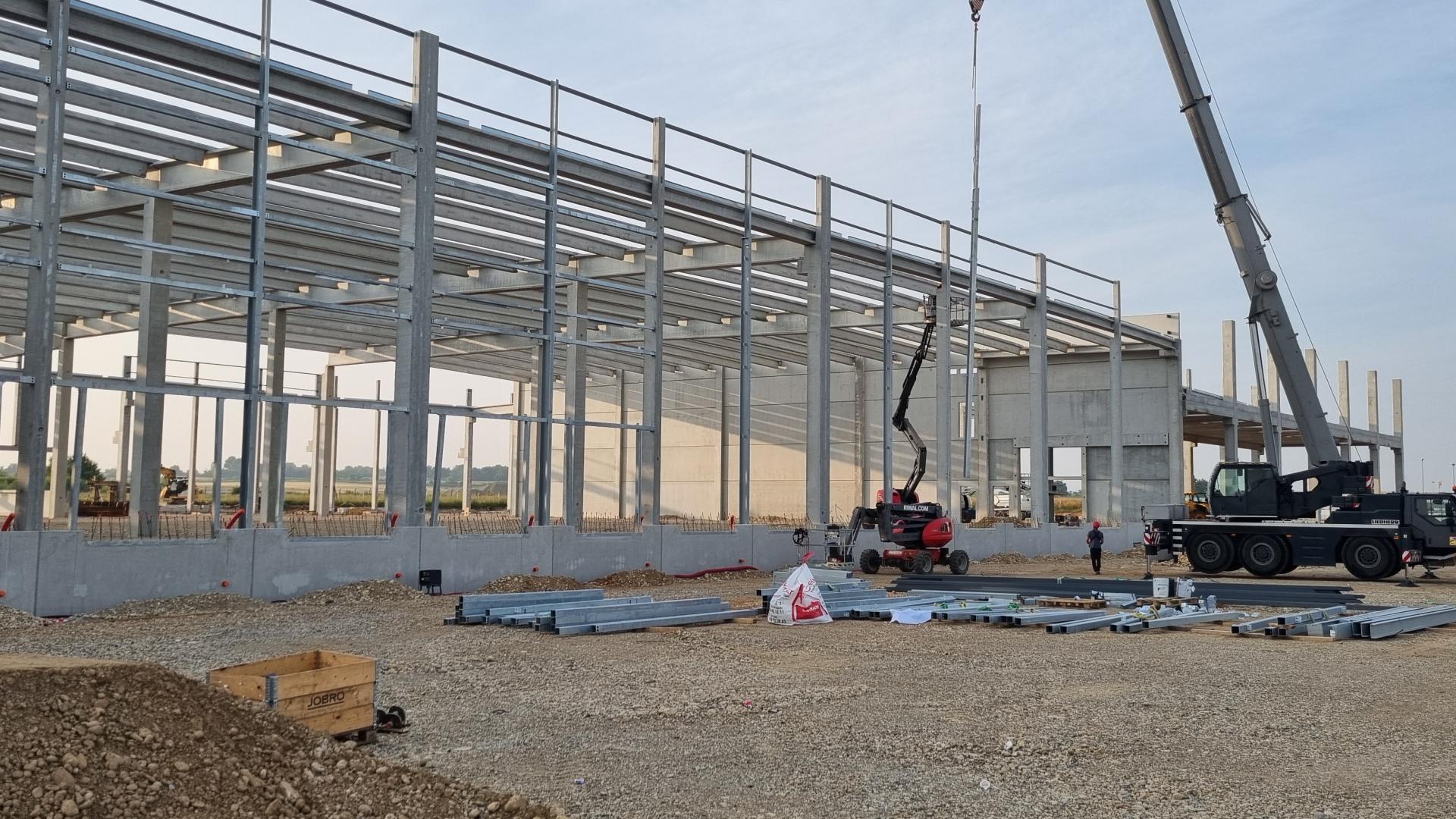 Construction entrepôt logistique 17 000 m² aéroport Saint-Exupéry
